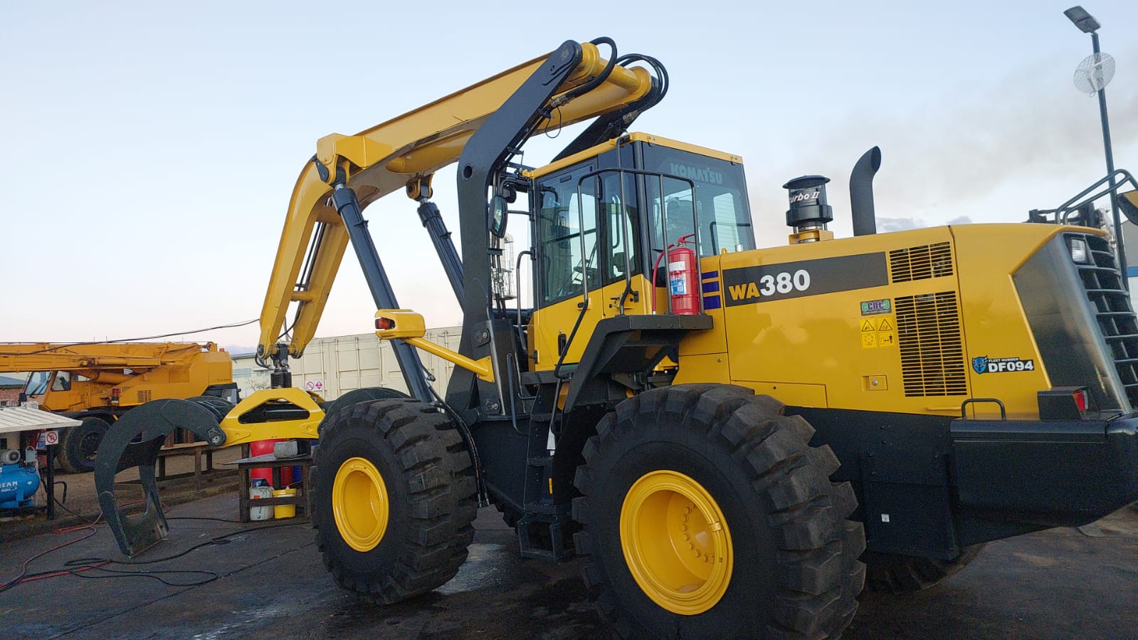 Latest-generation high-lift log loader